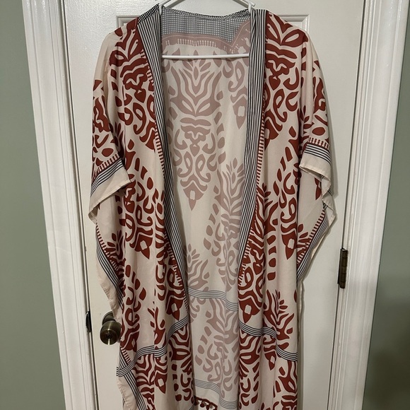 Red and White Patterned Kimono - Picture 3 of 4